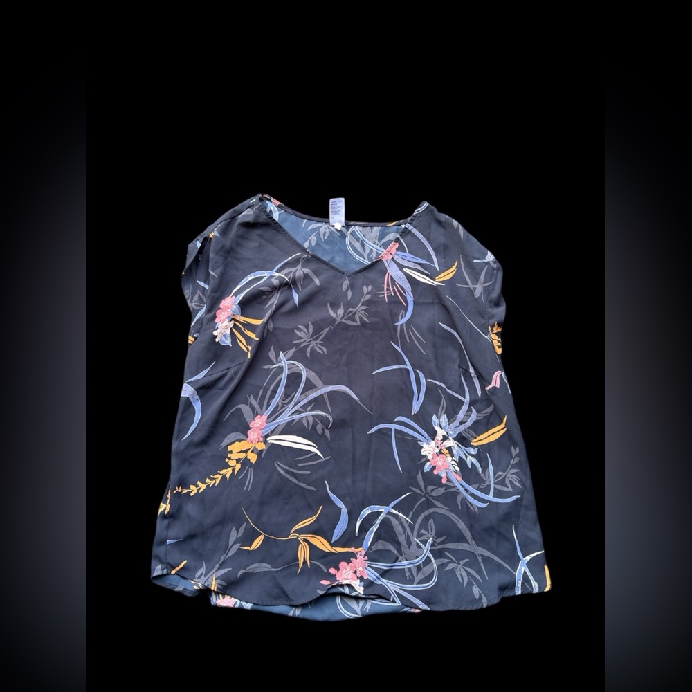 ✨Black floral blouse with a relaxed fit✨